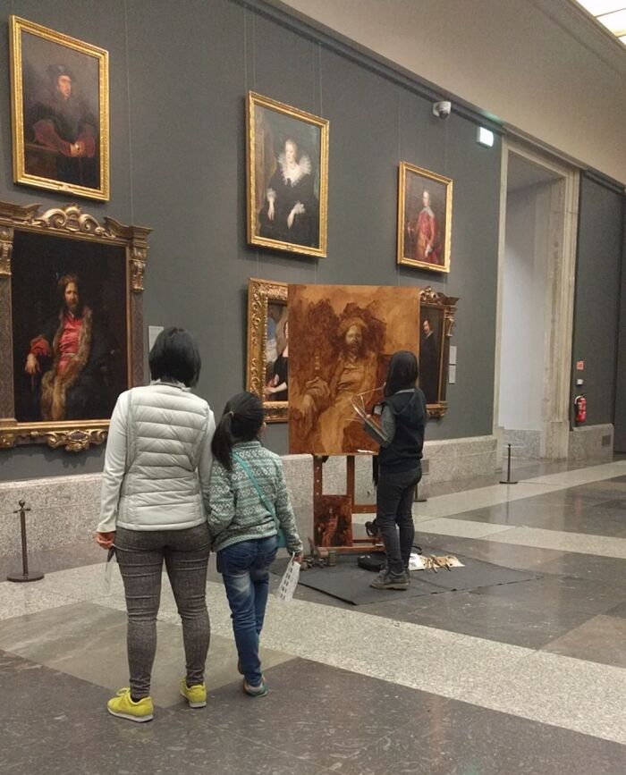 Hoy he visto a esta chica pintando casualmente en el Museo del Prado de Madrid