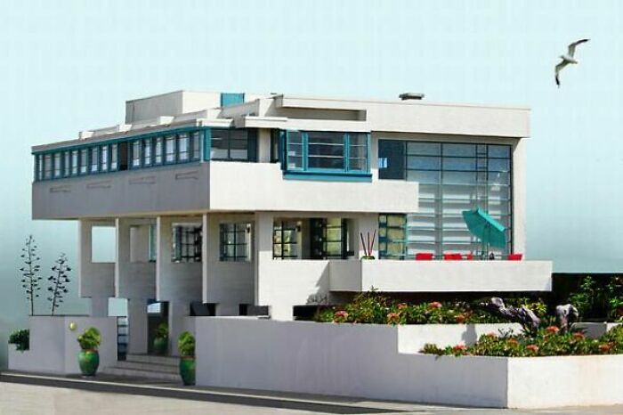 Rudolf Schindler's 1926 Lovell Beach House, Newport Beach, California. The Client, Who Also Commissioned Neutra's Lovell Health House, Was Committed To The Idea That Architecture Can Have A Profound Effect On Wellness; Both Buildings Feature Plenty Of Natural Light And Ventilation