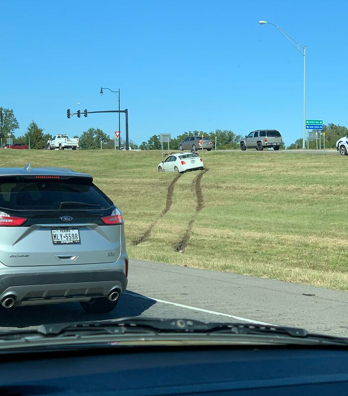 El idiota no quiso esperar en el tráfico y pensó que tomaría un atajo y se quedó atascado. El karma apesta