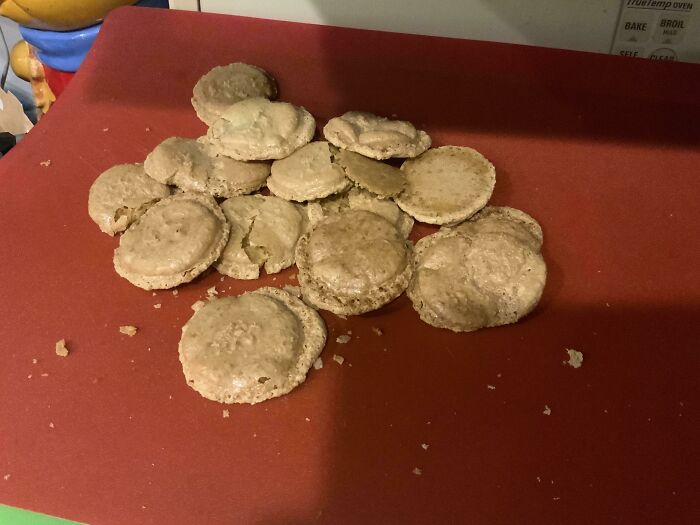 Ugh, Macarons Should Not Look Like This!