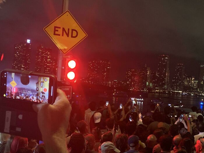 Fuegos artificiales en Nueva York. Un tipo filma durante 15 minutos pero se olvida de pulsar "Grabar"