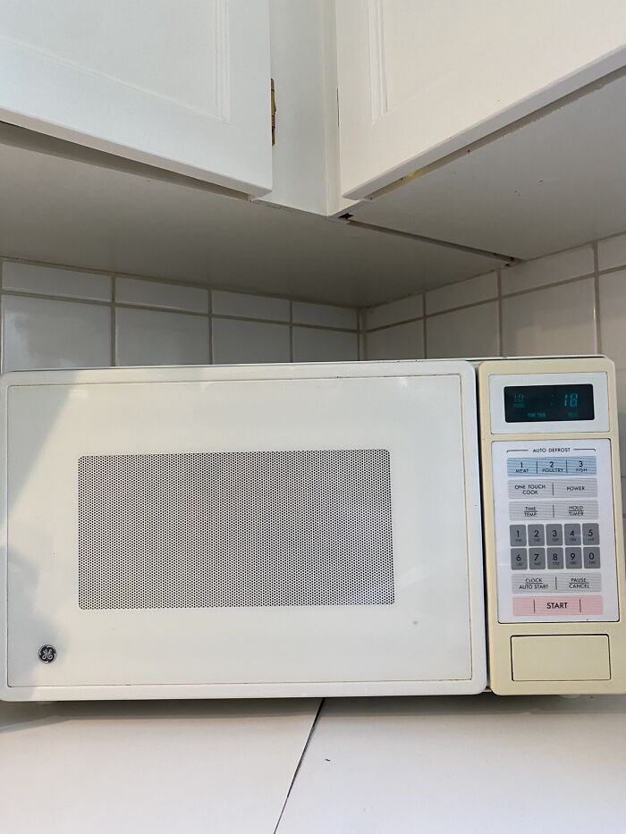 Jack Donaghy Would Be Proud: Ge Microwave Still Pulling Its Weight. Bought 25 Years Ago And Used Daily Without Issue