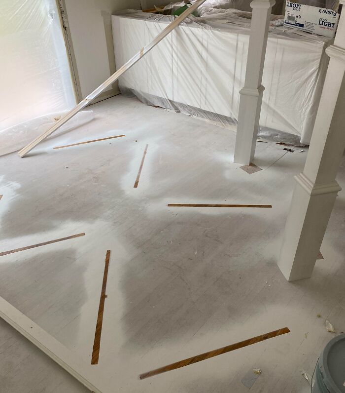 Nos pintaron las puertas durante una remodelación y los pintores se olvidaron de poner la cubierta de plástico en el suelo