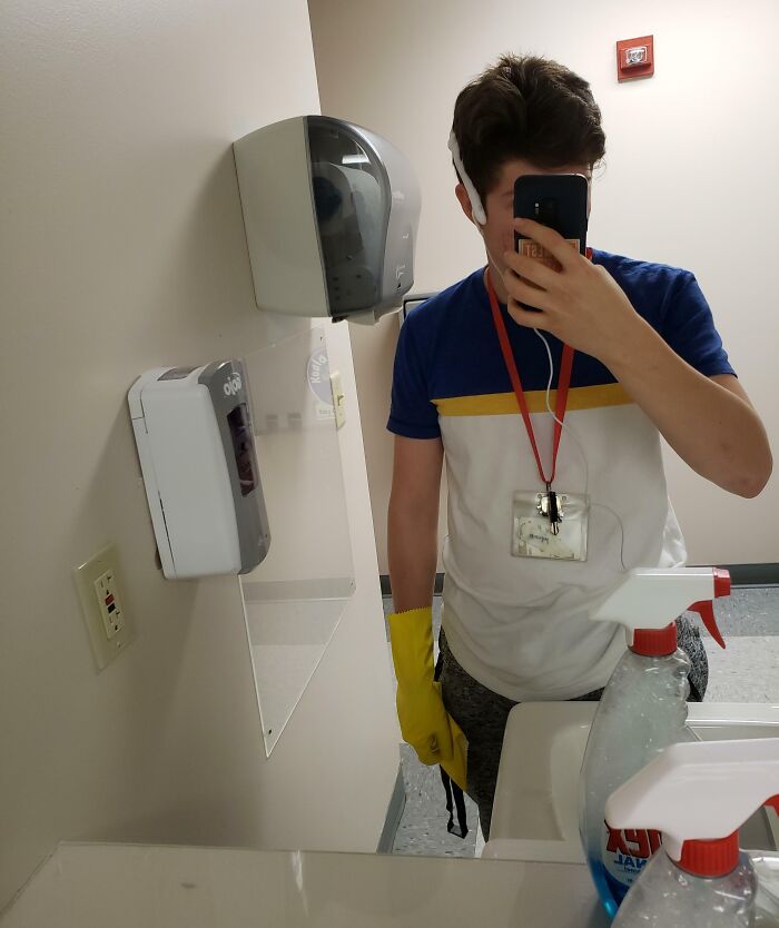 Sigo olvidando que este dispensador de jabón se activa con el movimiento, así que cada vez que voy a recoger la basura, me arriesgo a que me caiga jabón en la cabeza. Hoy era el día