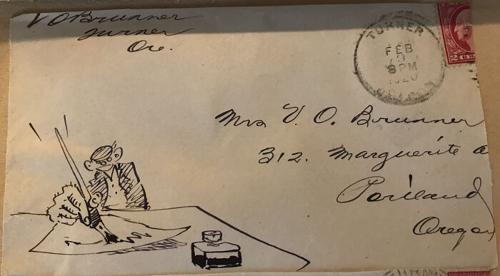 Vintage envelope with handwritten address and ink drawing, reflecting big historical events from around a century ago.