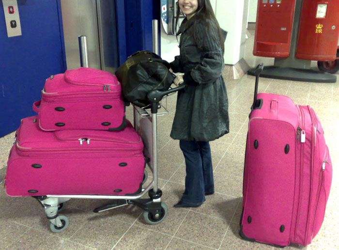 Man Is Puzzled That A Woman Turned Down His Request To Watch His Belongings At The Airport While He Uses The Restroom