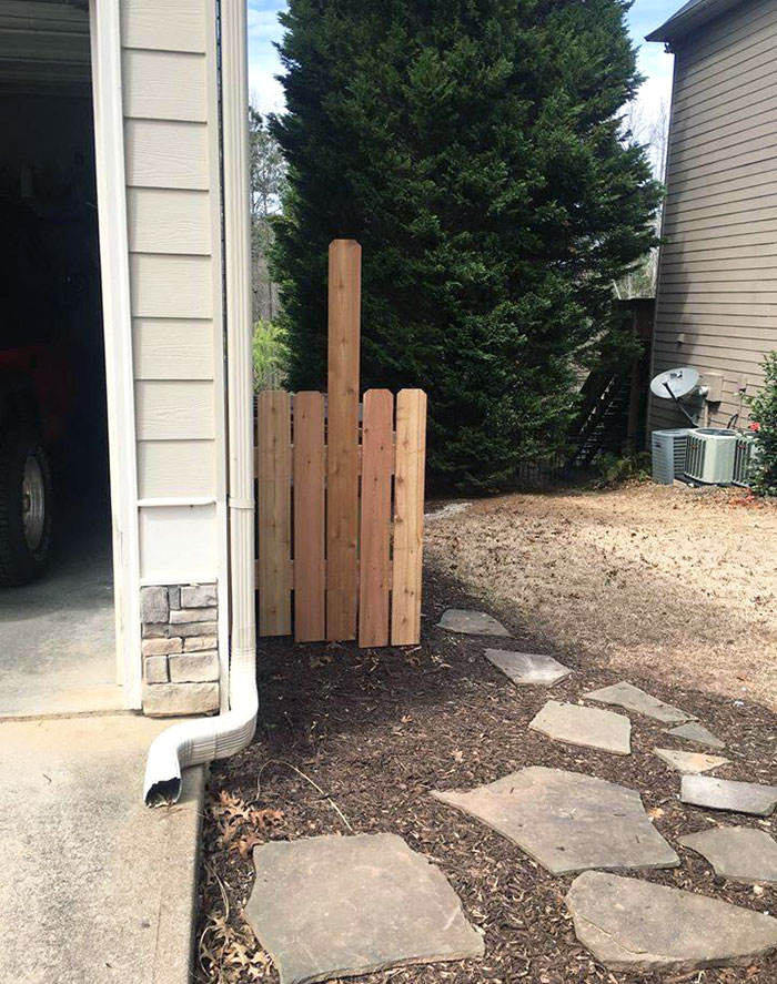 La Asociación de Vecinos de mi amiga amenazó recientemente a sus vecinos con una multa si no escondían sus botes de basura. Han estado en el mismo lugar durante más de una década