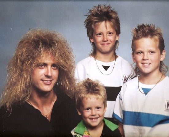 Los que se aplican spray en el pelo juntos, permanecen juntos