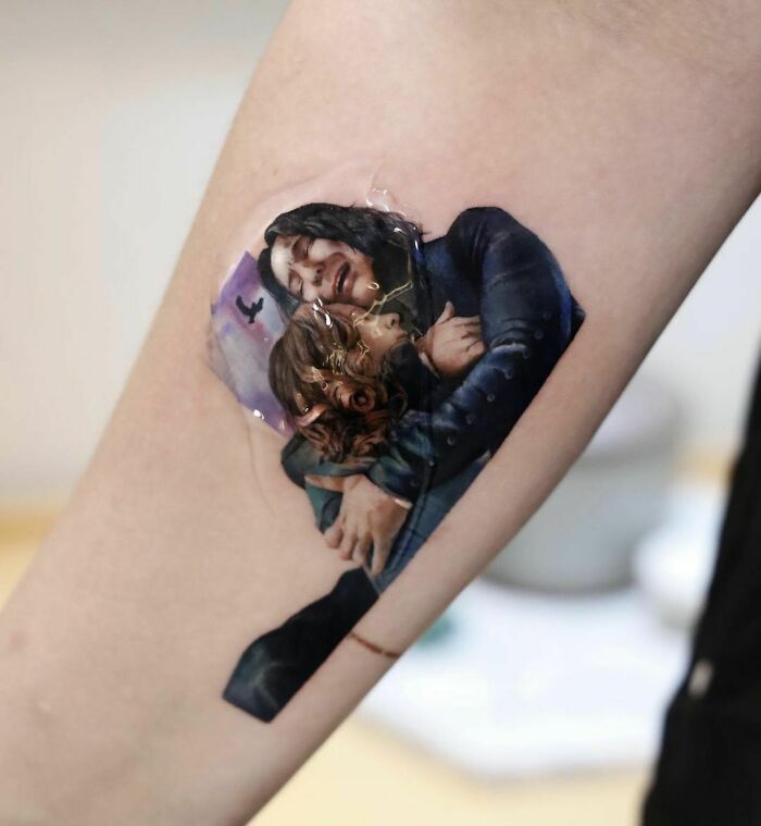Close-up of a detailed Harry Potter tattoo featuring two characters embracing, symbolizing deep connection.