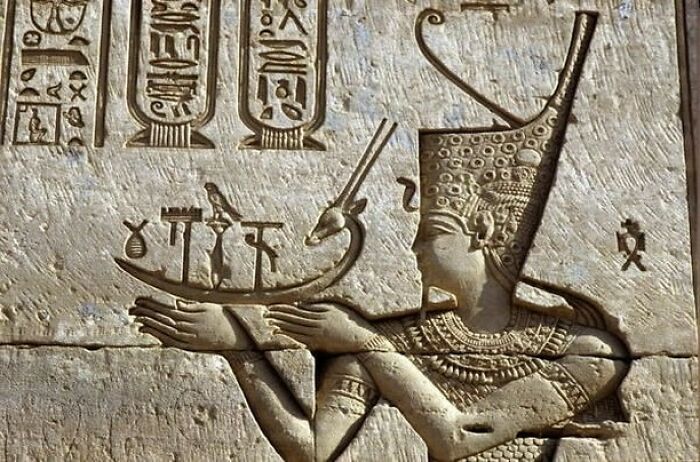 Relief Depicting Emperor Trajan (53-117 Ad) As A Pharaoh Offering The Barque. Temple Of Hathor, Dendera