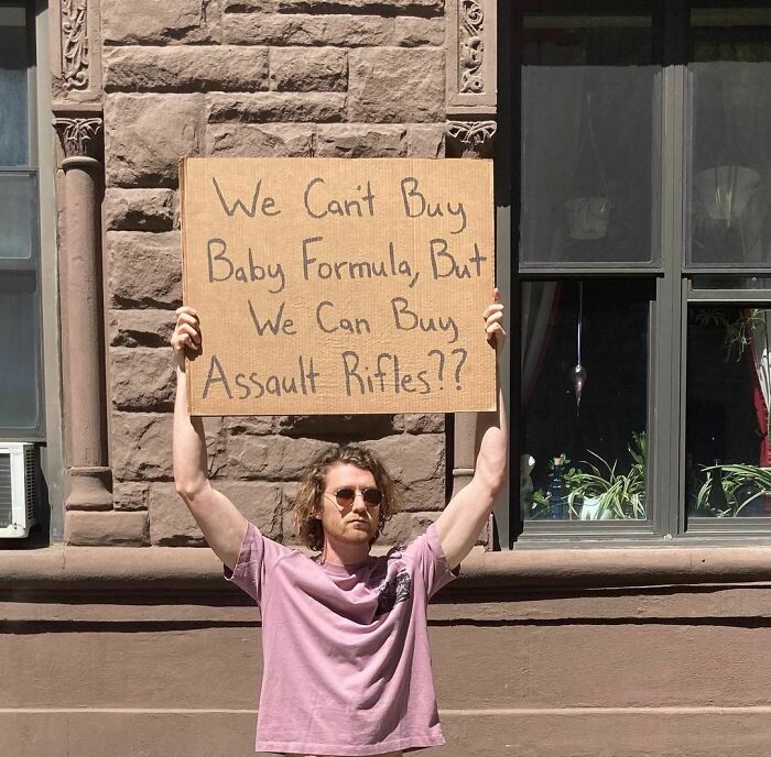 ‘Dude With Sign’ Has 8 Million Followers For Protesting Against Annoying Everyday Things With Funny Signs (30 New Pics)
