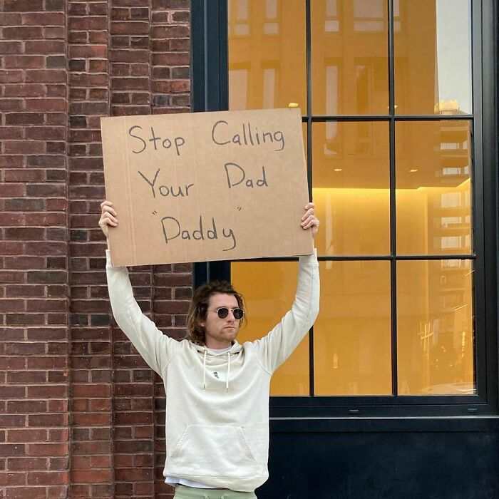 ‘Dude With Sign’ Has 8 Million Followers For Protesting Against Annoying Everyday Things With Funny Signs (30 New Pics)