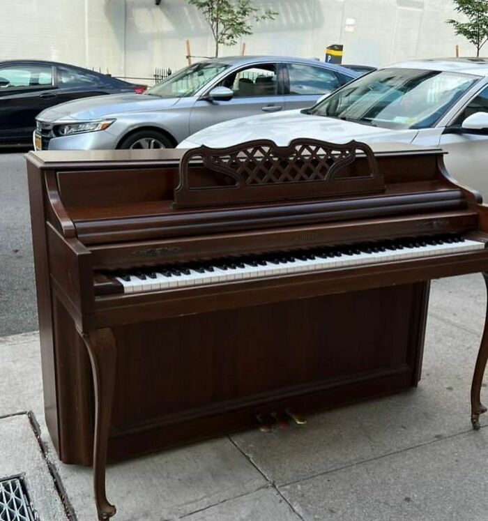 Our Favorite Kind Of Stoop! A Piano One!