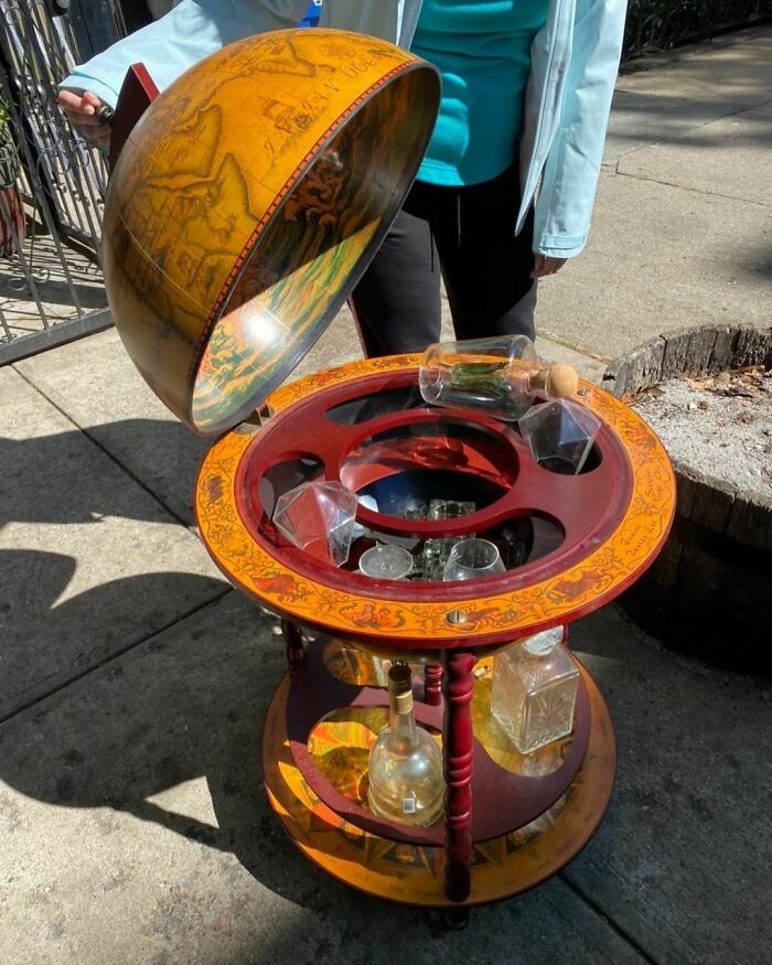 El famoso mueble licorera con forma de globo terráqueo