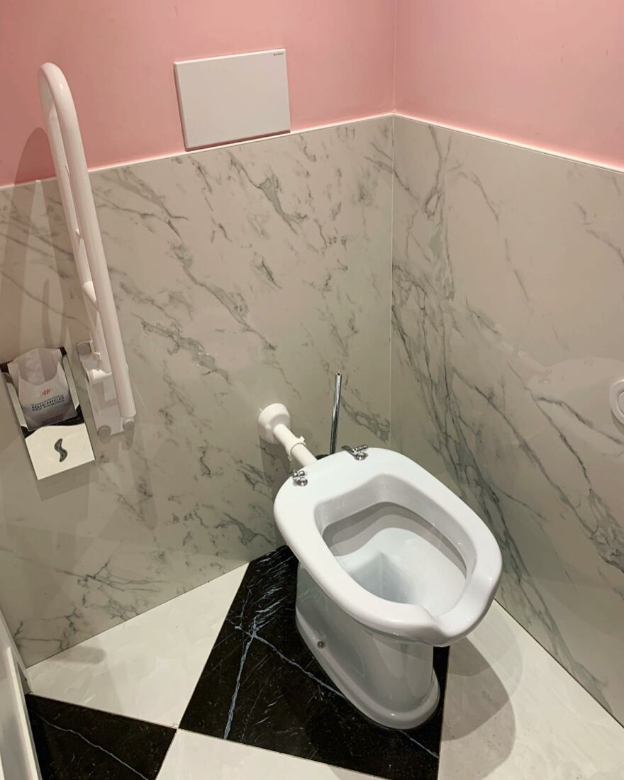 Italy Has A Strange (Annoying) Fascination With Removing The Seats