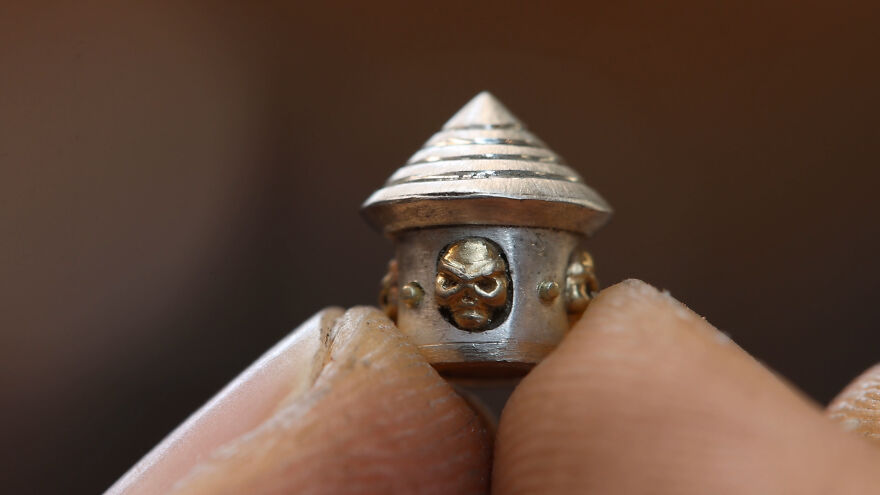 Jeweler Spends Over 700 Hours Recreating Warcraft's Most Legendary Blade In Gold And Silver