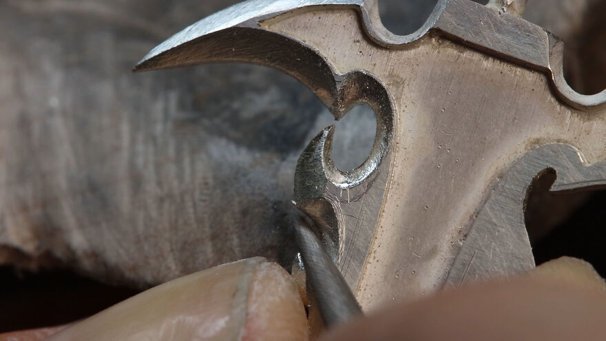 Jeweler Spends Over 700 Hours Recreating Warcraft's Most Legendary Blade In Gold And Silver