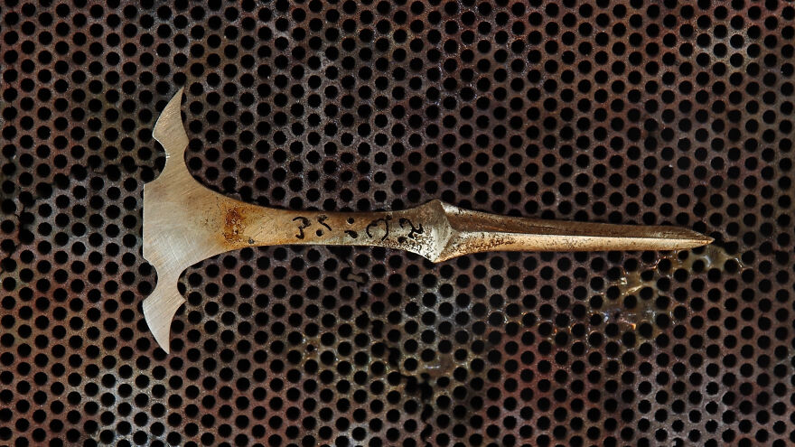 Jeweler Spends Over 700 Hours Recreating Warcraft's Most Legendary Blade In Gold And Silver