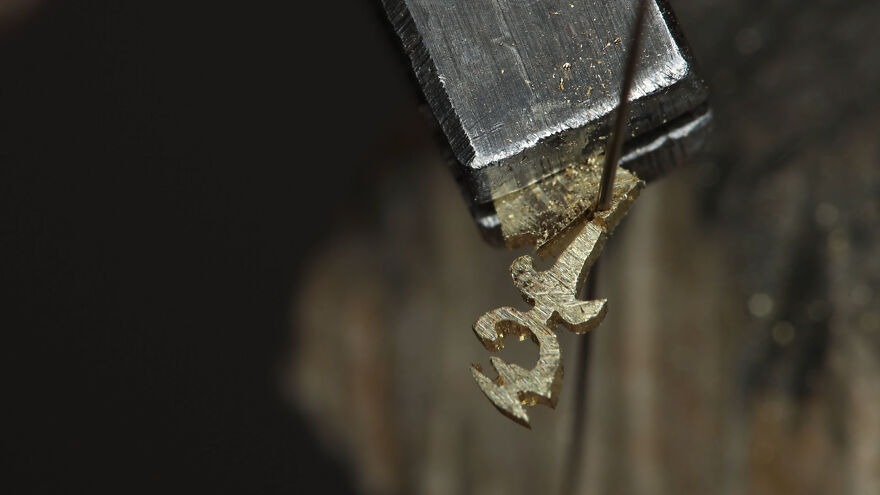 Jeweler Spends Over 700 Hours Recreating Warcraft's Most Legendary Blade In Gold And Silver