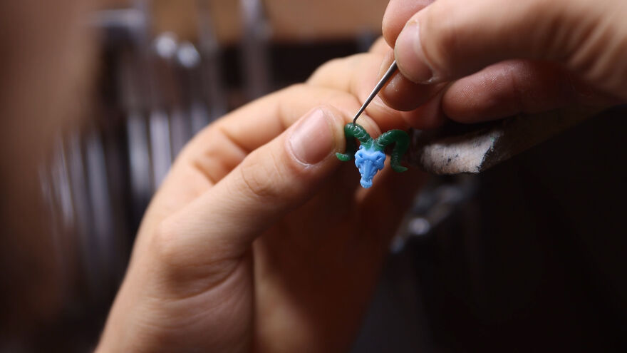 Jeweler Spends Over 700 Hours Recreating Warcraft's Most Legendary Blade In Gold And Silver