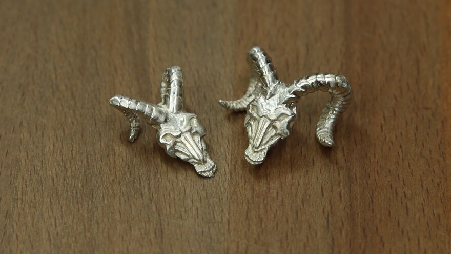 Jeweler Spends Over 700 Hours Recreating Warcraft's Most Legendary Blade In Gold And Silver