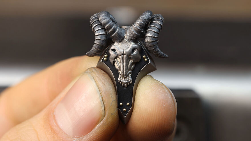 Jeweler Spends Over 700 Hours Recreating Warcraft's Most Legendary Blade In Gold And Silver