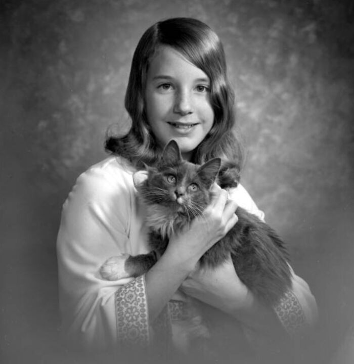 This Twitter Account Brings Together The Best Pictures Of Cats And Their Stories From The Past