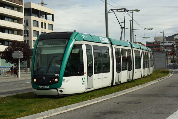 Stranger Sits Right Next To This Man When The Tram Is Almost Empty, The Man Confronts Them About It Stranger Sits Right Next To This Man When The Tram Is Almost Empty, The Man Confronts Them About It