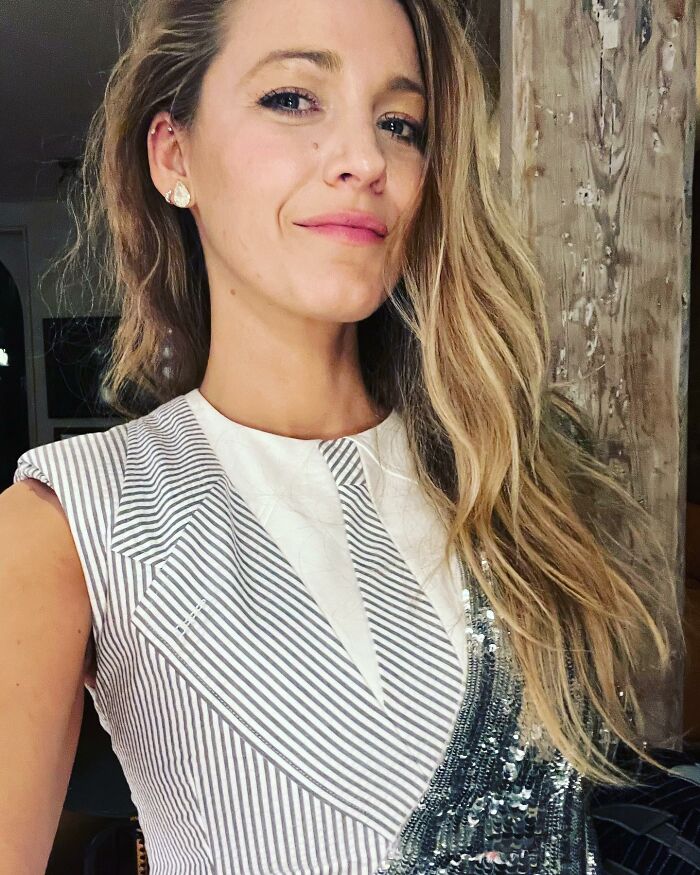 "You Freak Me And My Kids Out": Blake Lively Posts 8 Pregnancy Pics So The Creepy Paparazzi Will Stop Camping Near Her House
