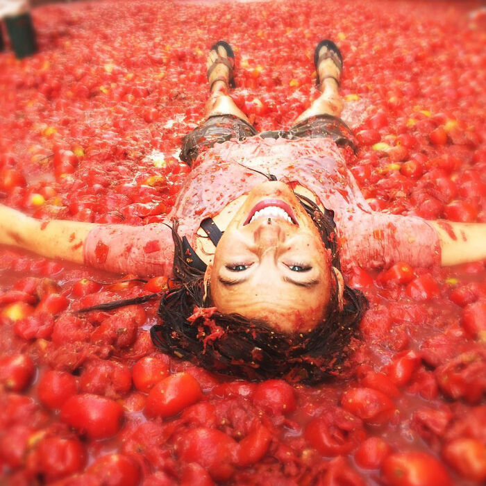 "You Freak Me And My Kids Out": Blake Lively Posts 8 Pregnancy Pics So The Creepy Paparazzi Will Stop Camping Near Her House