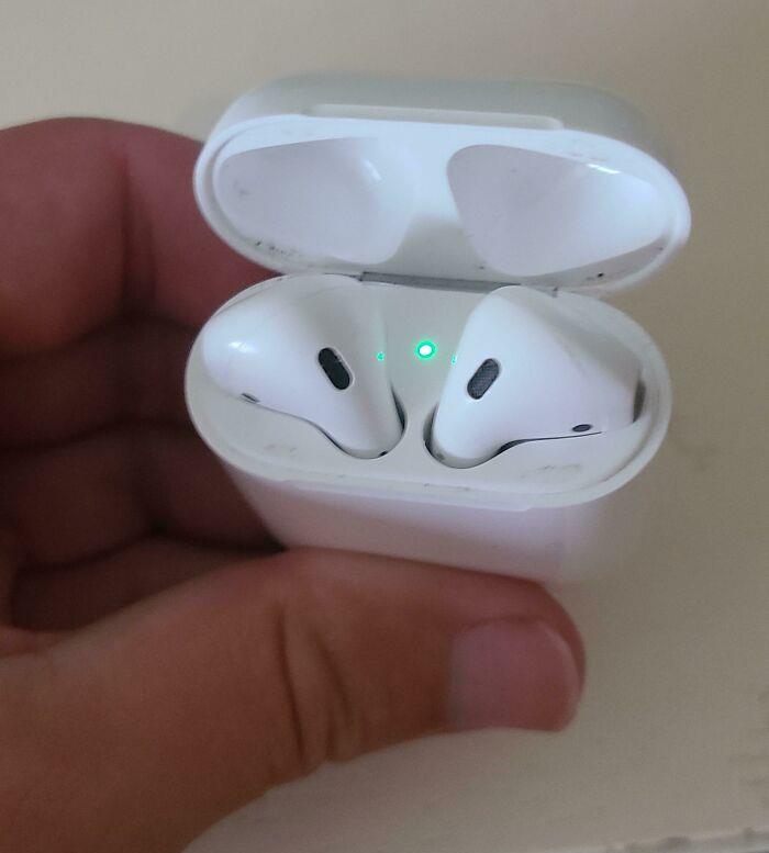 Mirando una mochila de 2ª mano y alguien se dejó sus airpods dentro. 1$