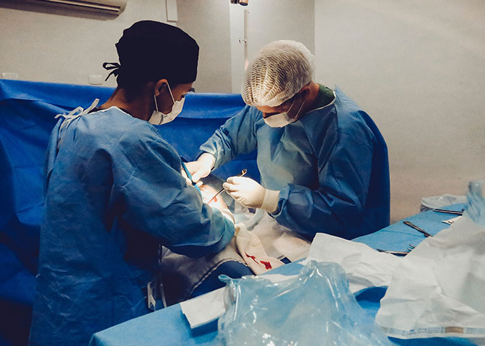 30 Of The Wildest "I Don't Think This Is Important, But-" Moments, As Shared By Doctors On This Online Thread