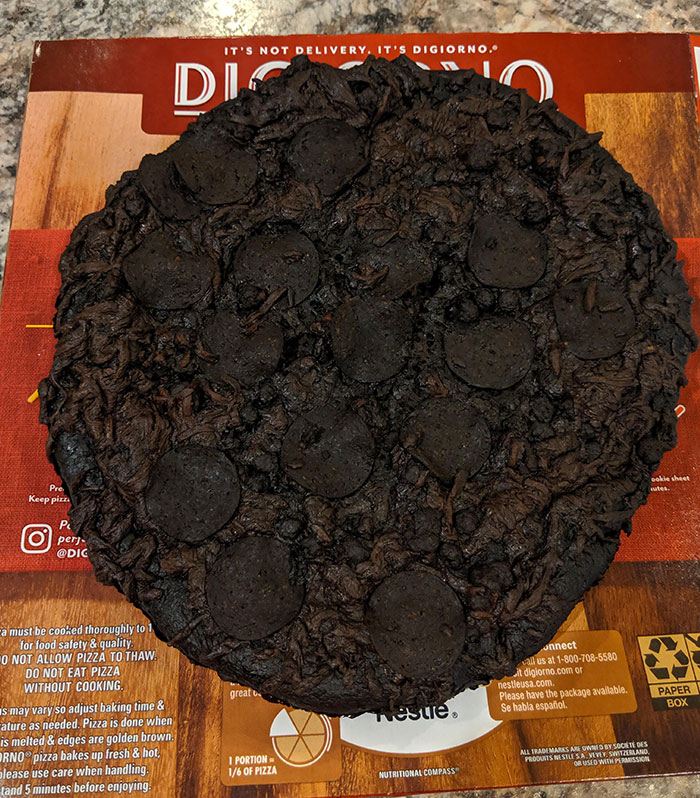 Olvidarse de su pizza durante 8 horas. Está tan quemada que parece un brownie de doble chocolate