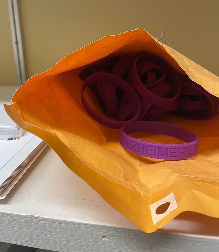 Fuimos a nuestro armario de suministros. Parece que nos olvidamos de repartirlas