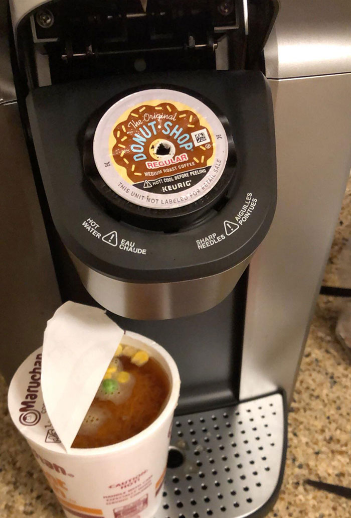 Me olvidé de sacar la cápsula de café vieja de la cafetera antes de hacer la taza de fideos
