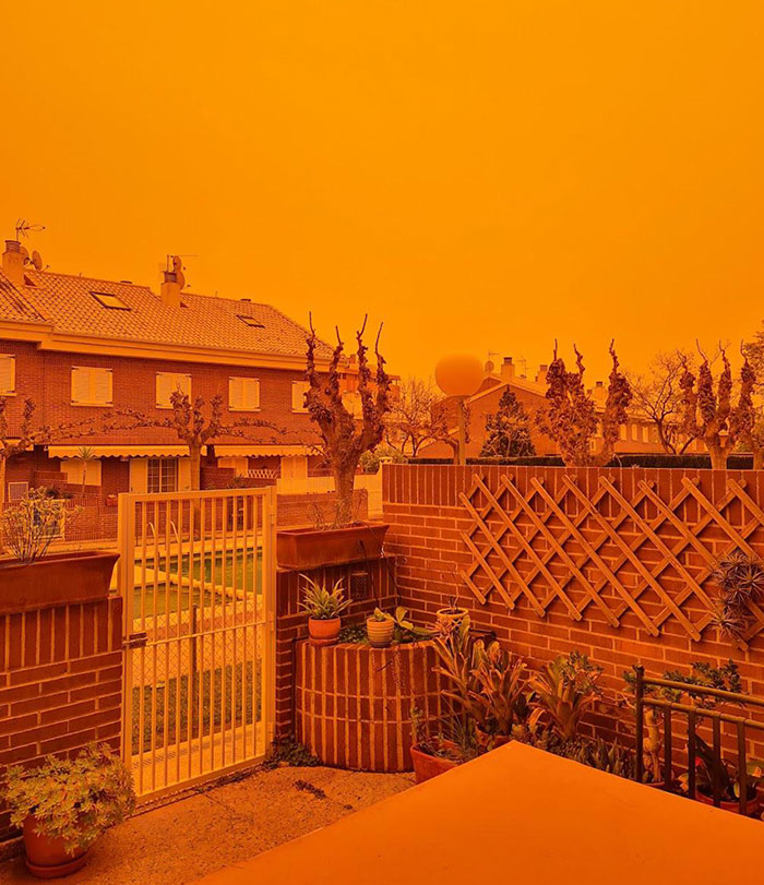 Una gruesa capa de "calima", o polvo sahariano, cubre gran parte de España