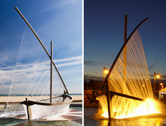 Fuente Del Barco De Agua, Situada En La Playa De La Malvarrosa En Valencia, España