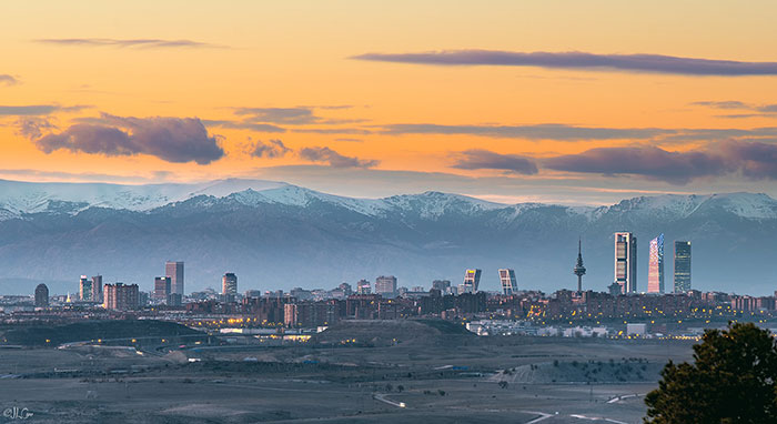 Esto es Madrid, España, con aire limpio, una vista rara que no vemos a menudo