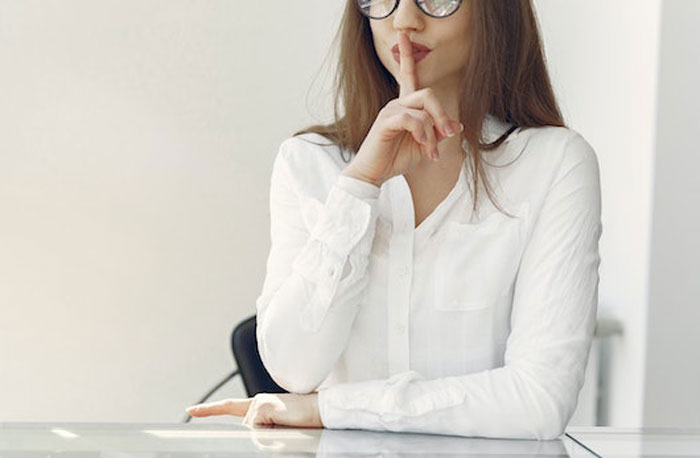 People List 30 Major Red Flags To Spot During A Job Interview That Scream ‘Bad Working Environment’