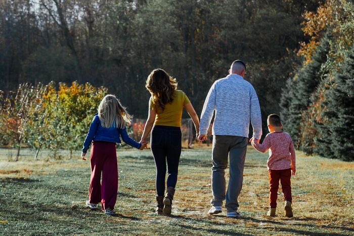 28 Things That People Should Keep Within Their Own Generation And Not Pass Down, As Shared In This Online Group