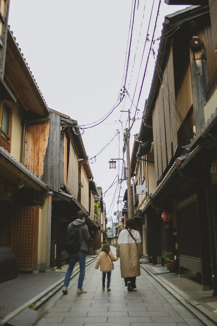 28 Things That People Should Keep Within Their Own Generation And Not Pass Down, As Shared In This Online Group