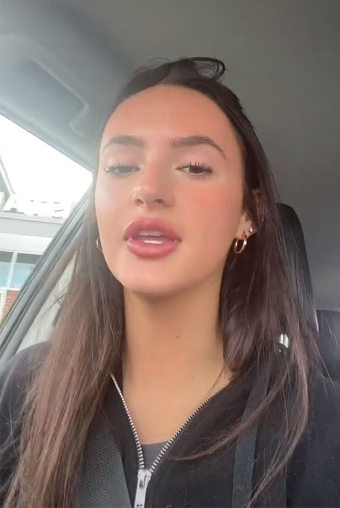 Woman Is Flabbergasted By Starbucks Barista Who Put Her Change Directly Into The Tip Jar, And People Start Questioning Tip Culture Once More