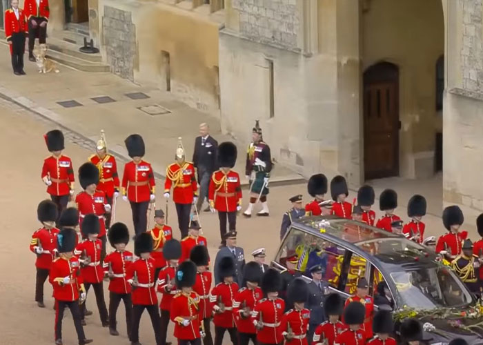 Heartbreaking Moment Of Queen Elizabeth II&rsquo;s Corgis And Her Favorite Pony Awaiting The Arrival Of Her Coffin At Windsor Castle