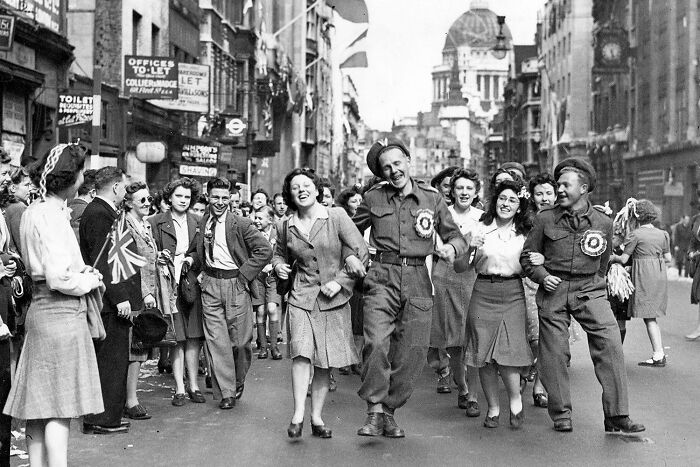 Til, When Germany Surrendered At The End Of Wwii, Huge Celebrations Broke Out On The Streets Of London