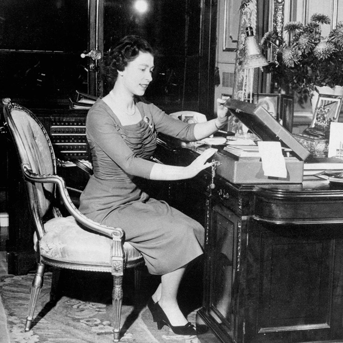 Queen-Elizabeth-Younger-Photos