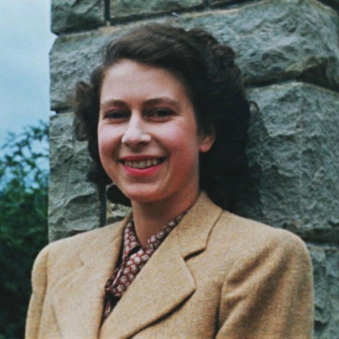 Queen-Elizabeth-Younger-Photos
