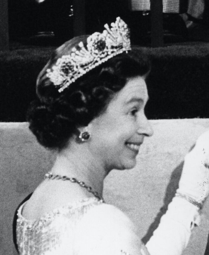 Queen-Elizabeth-Younger-Photos