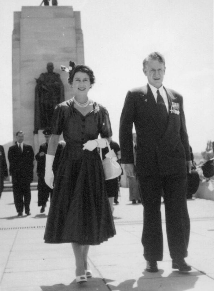 Queen-Elizabeth-Younger-Photos