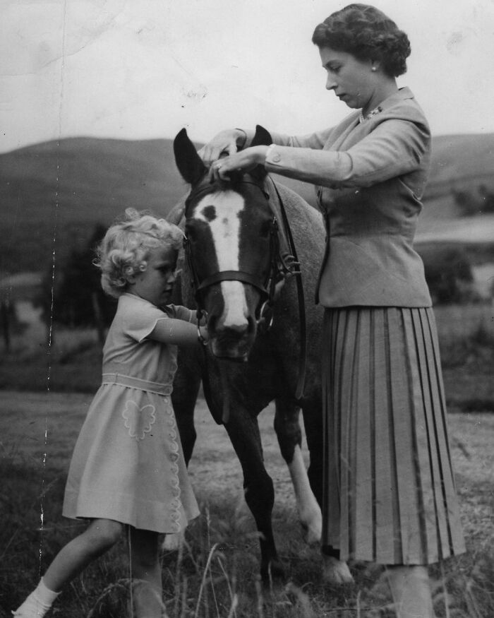 Queen-Elizabeth-Younger-Photos