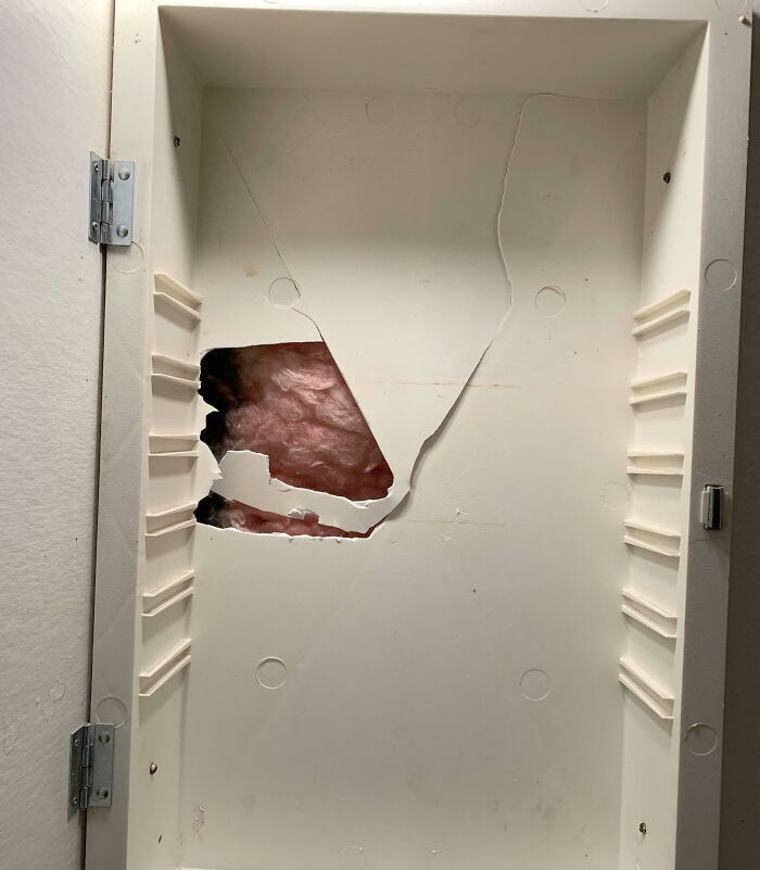 Me desperté con ruidos procedentes de mi cuarto de baño. Resulta que mi vecino trató de entrar en mi apartamento a través de mi gabinete de medicinas